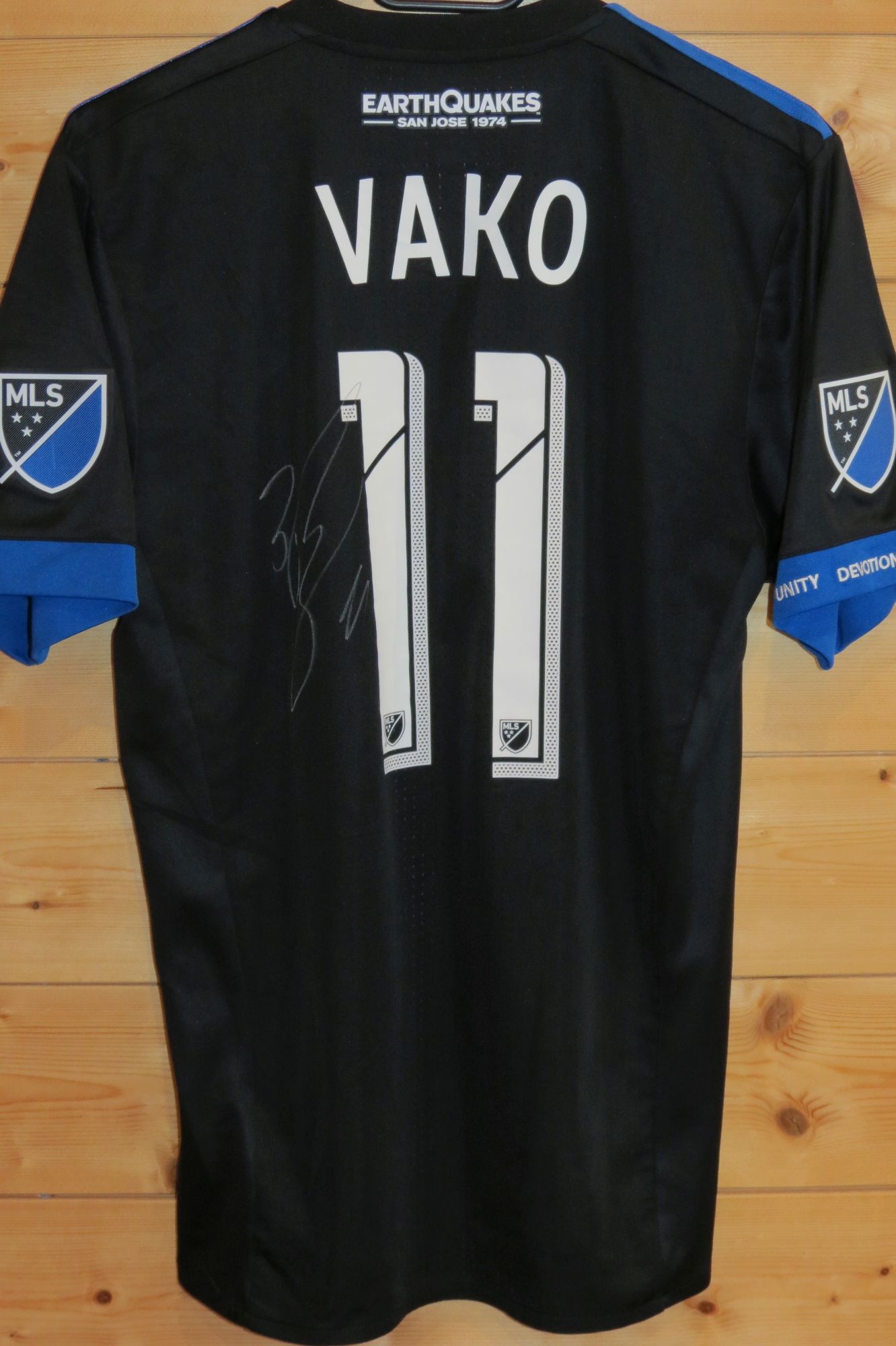 trikot-1227-earthquakes-vako-r7320A70D-0C1A-F04D-6075-110C6DEEBFBD.jpg