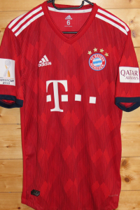 trikot-1167-bayern-james-fDD4567D9-A423-D40A-9D16-F003E6DC0633.jpg