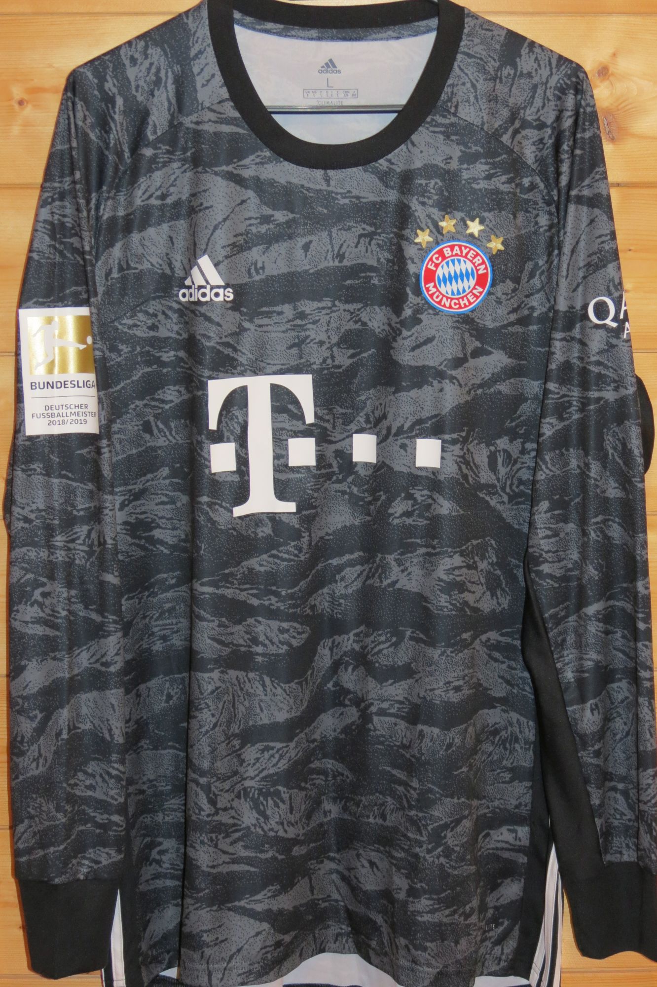 trikot-1275-bayern-neuer-f1C1050B2-F869-68D2-F0BF-23F5359104F9.jpg