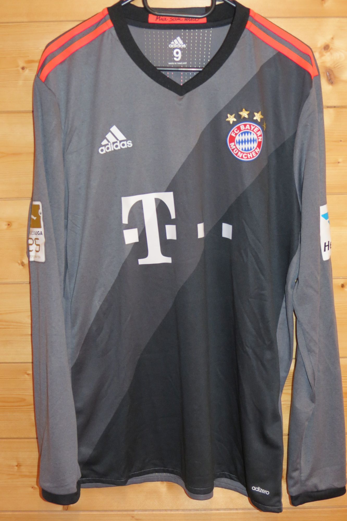 trikot-1073-bayern-martinez-fB993C2B8-E51B-8739-0291-89D29C249806.jpg