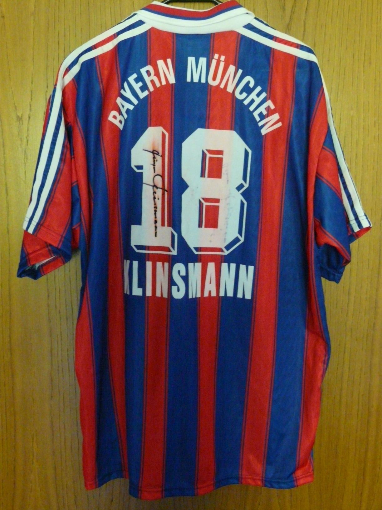 trikot-454-bayern-klinsmann-r720D9462-2182-41A8-3F2A-69C4C45AA04F.jpg