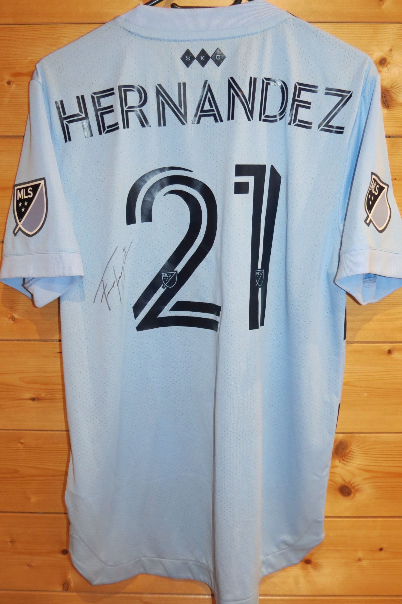 trikot-1562-kansas-hernandez-rFEC46BD7-B21F-67CF-905D-6EE1D65D1A45.jpg