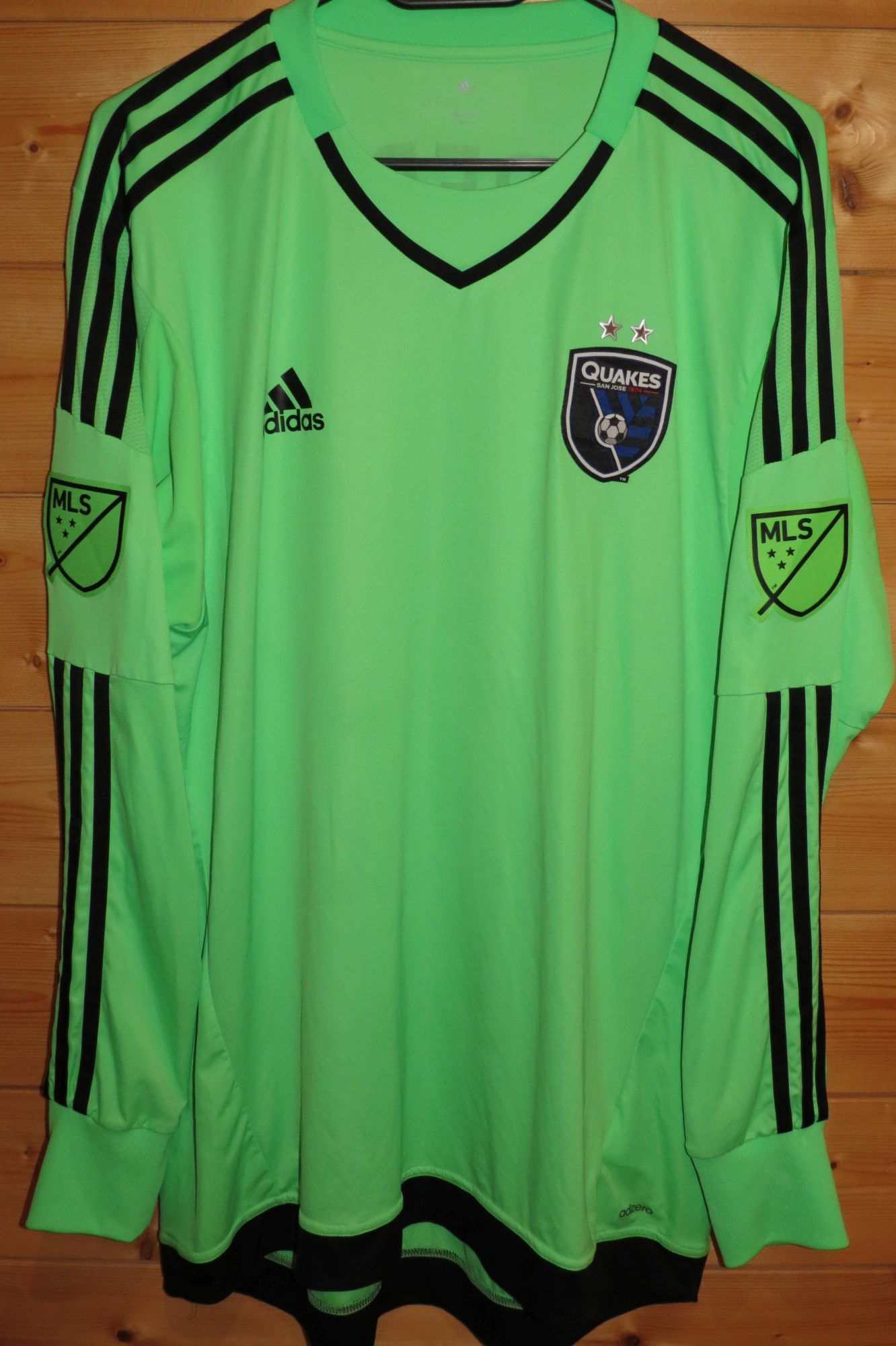 trikot-1558-earthquakes-meredith-f77213670-C21D-23C5-4AF4-717F609DC2ED.jpg