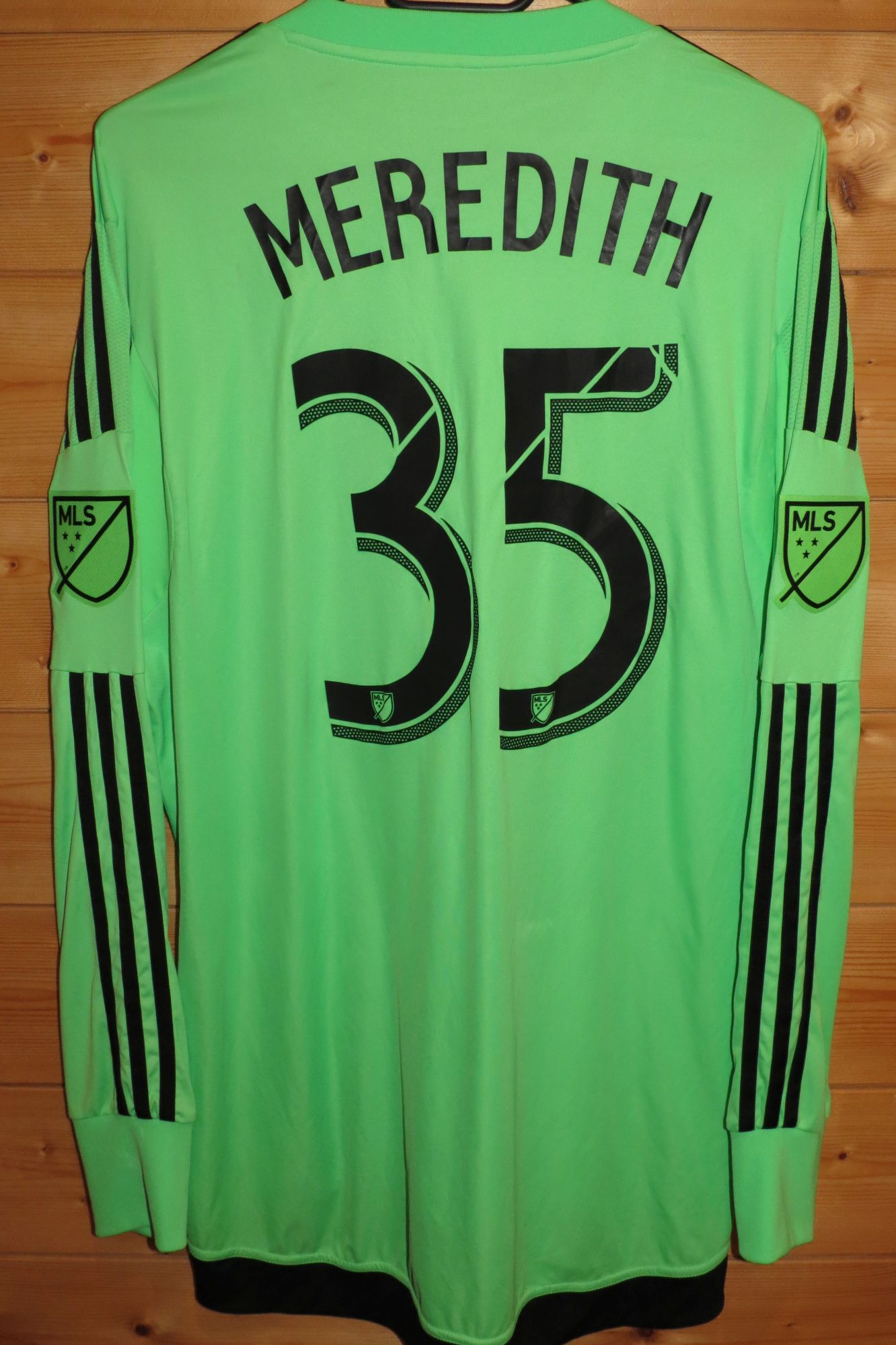 trikot-1558-earthquakes-meredith-r47EA5E51-56C5-75A4-9772-C36601059CE0.jpg