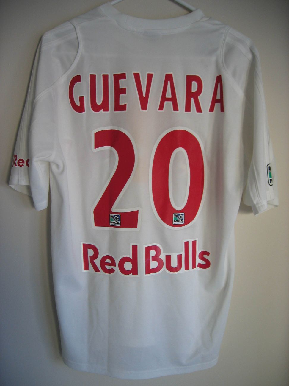 trikot-253-redbulls-guevara-r41784A26-3B27-16AB-23F2-43B81CC9EDFC.jpg