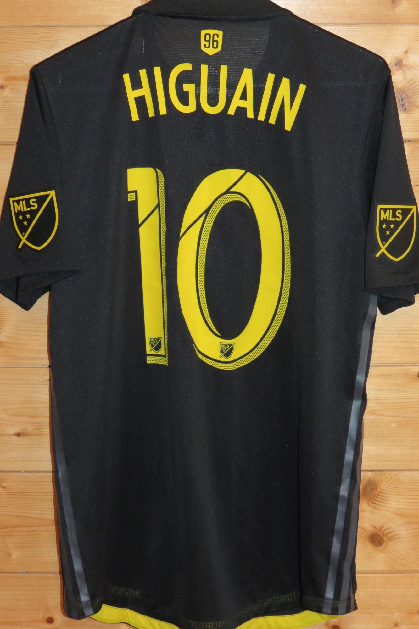 trikot-1245-columbus-higuain-rDC2627D6-2290-88AB-1724-E982C6845873.jpg
