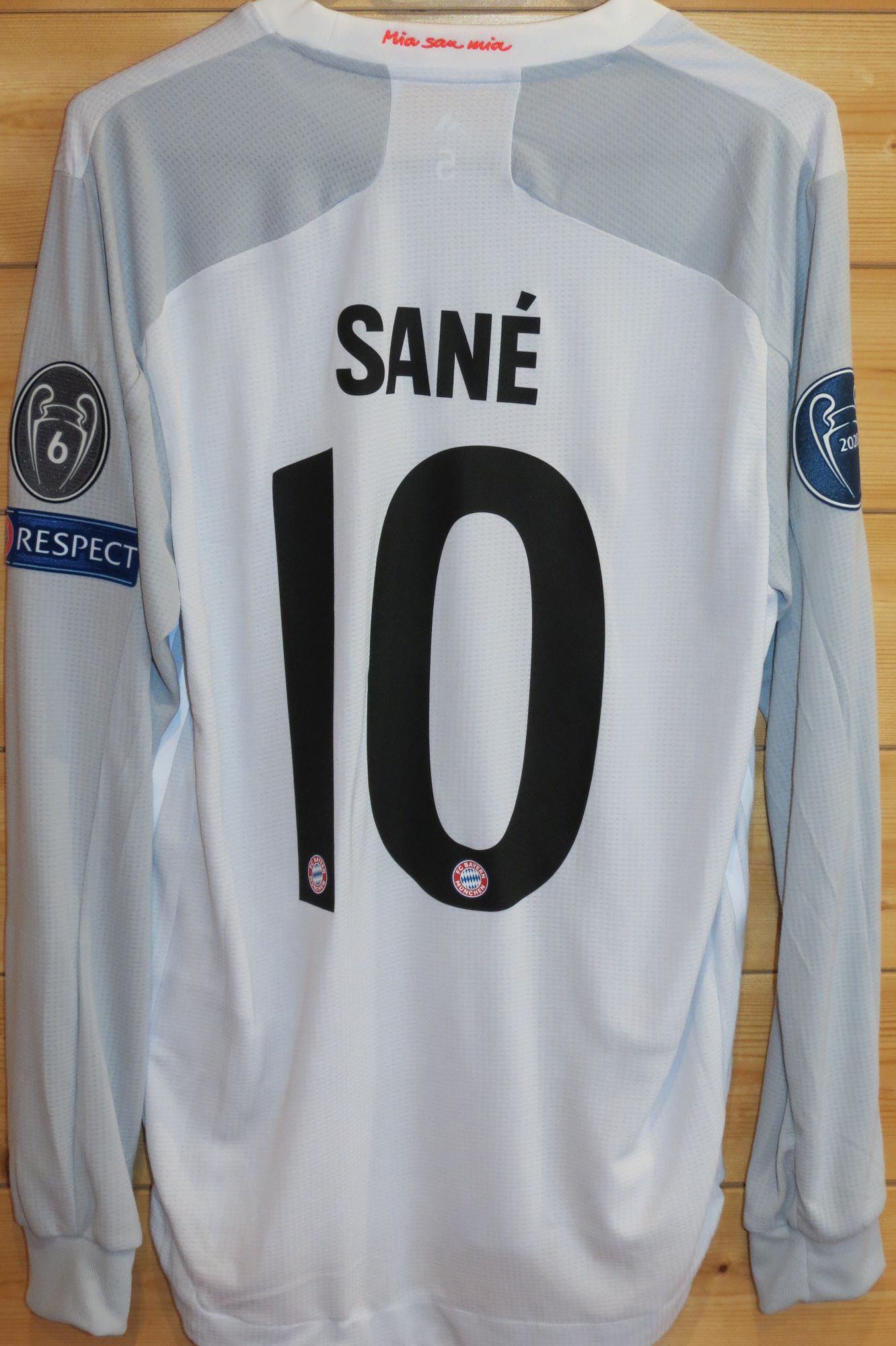 trikot-1533-bayern-sane-r00A0070C-A78E-CD86-C40D-42260DD274DF.jpg