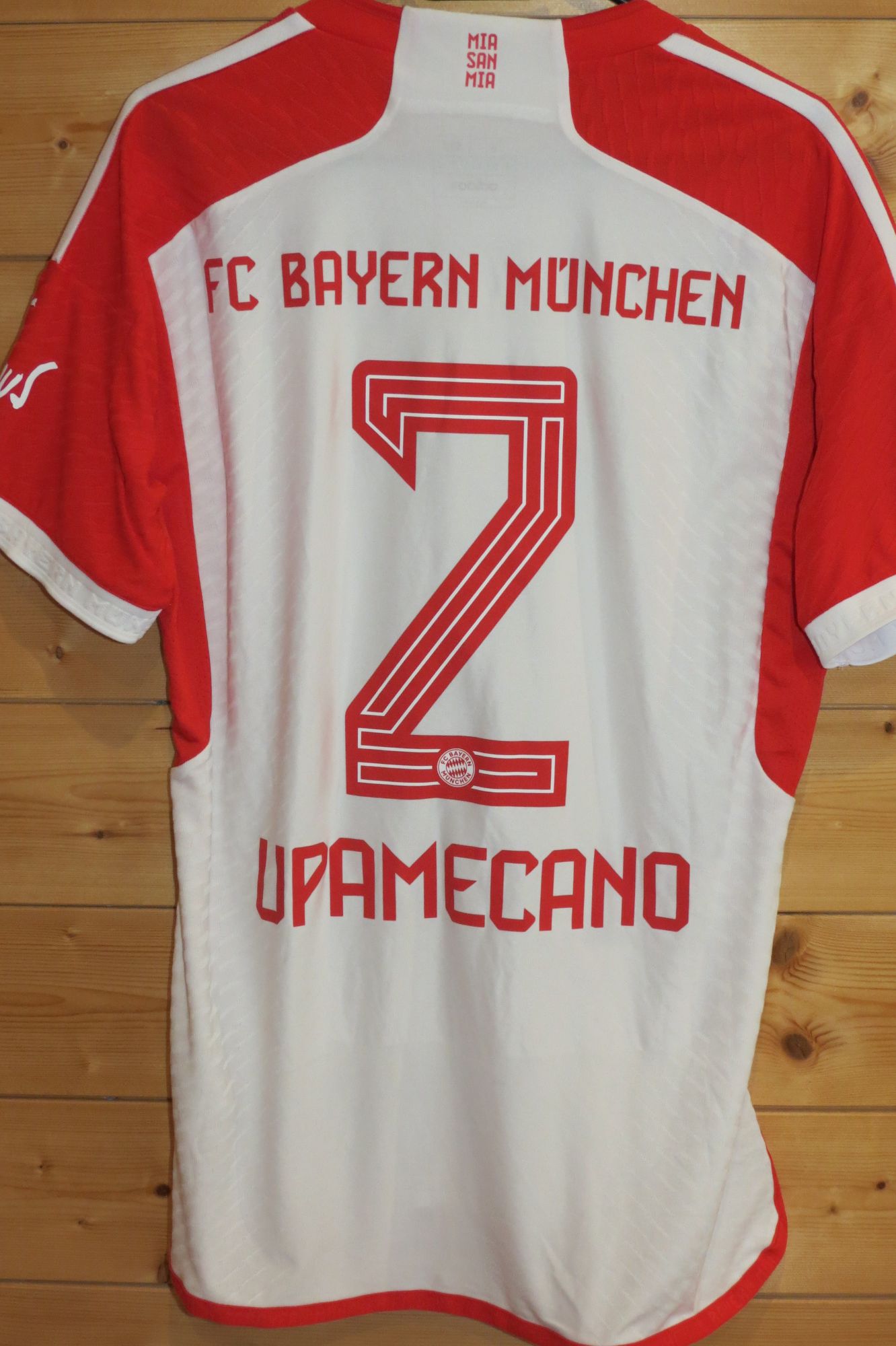 trikot-1664-bayern-upamecano-rDC321BD7-3E4D-26E9-5A9E-DD11B608E7EC.jpg