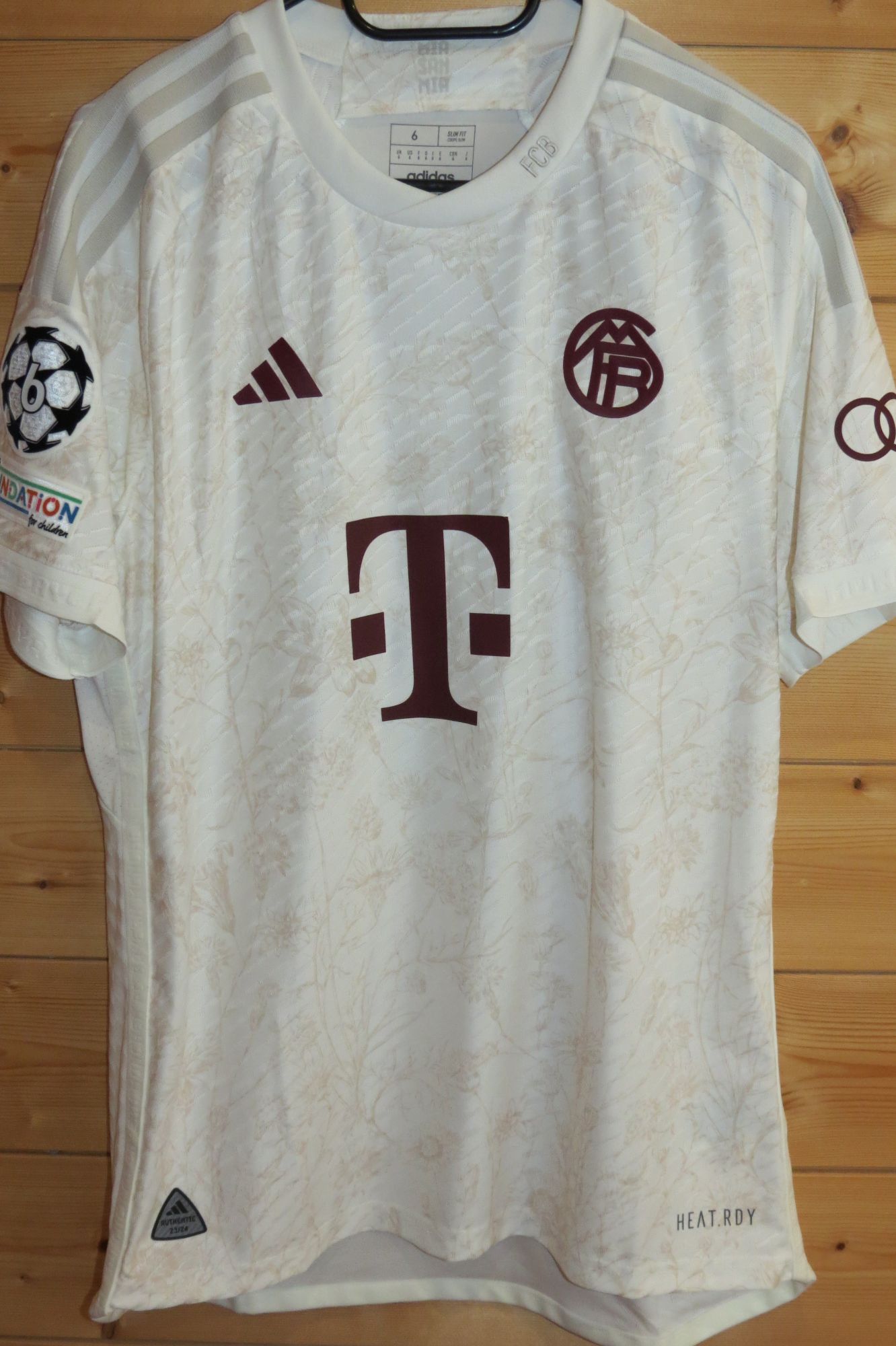 trikot-1726-bayern-kane-fC830D236-019D-6AB7-2345-68D30AD352F3.jpg
