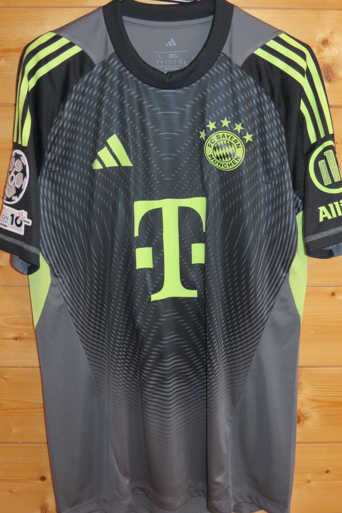 trikot-1737-bayern-neuer-f2B03BE8D-004C-A5C6-072D-1348B318D9C0.jpg