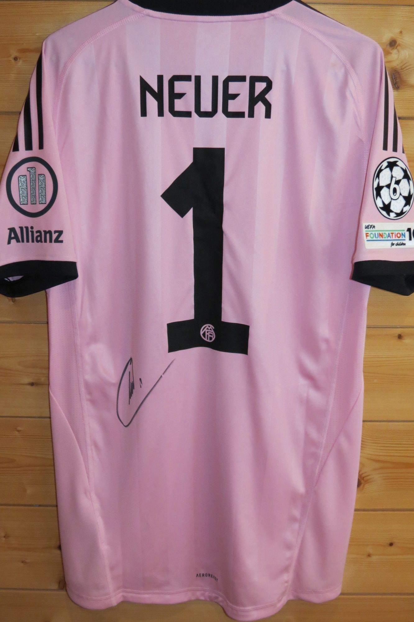 trikot-1739-bayern-neuer-rB1A3588A-3289-05C0-AC00-FA2CE99E9673.jpg