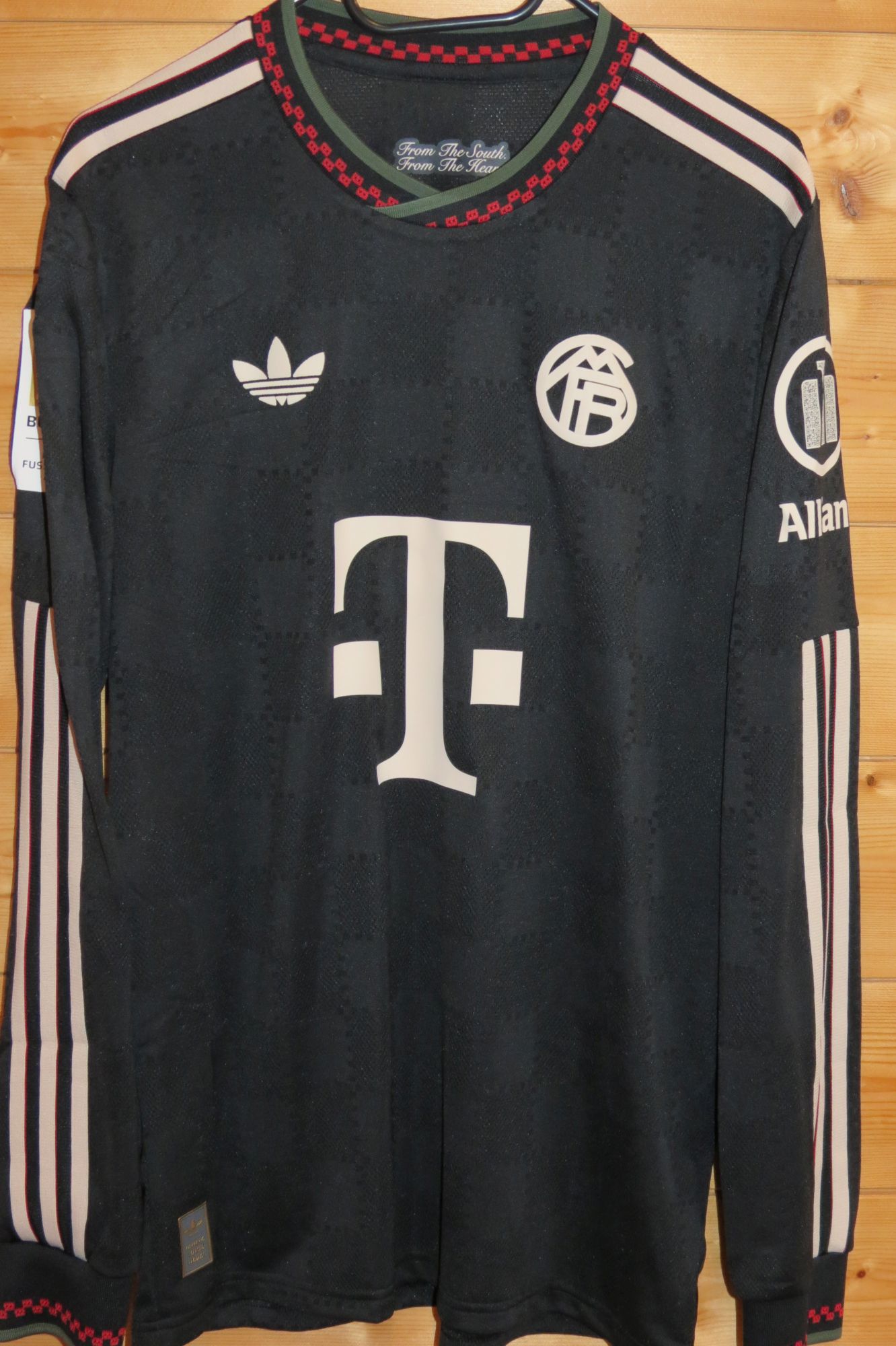 trikot-1751-bayern-olise-f26004554-5B2D-1211-C3AD-5936E50F43EE.jpg