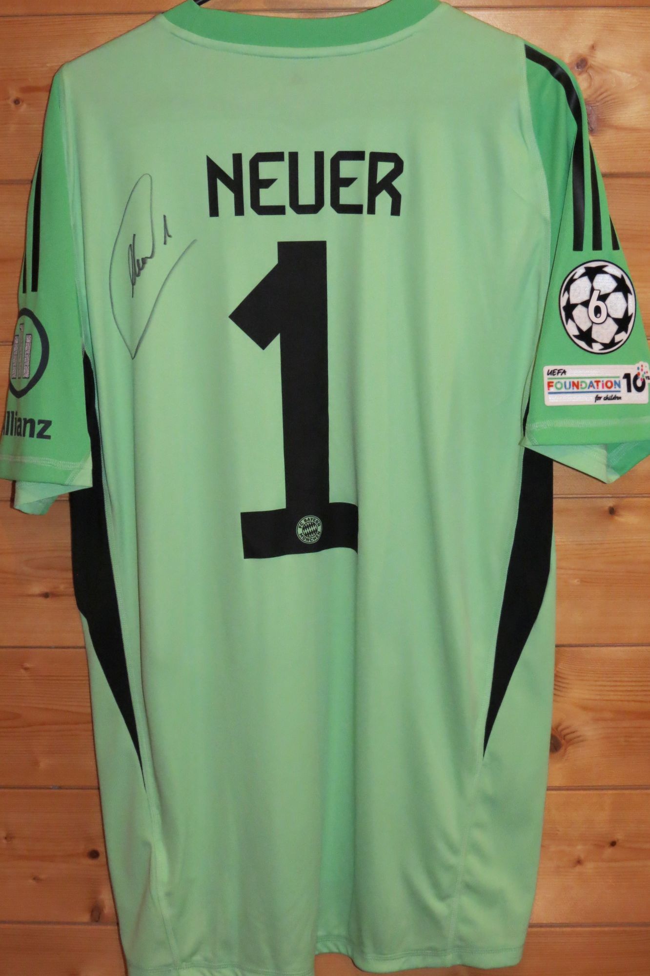 trikot-1760-bayern-neuer-rD2F34231-6F11-B10D-A6B7-3D31AC026B39.jpg