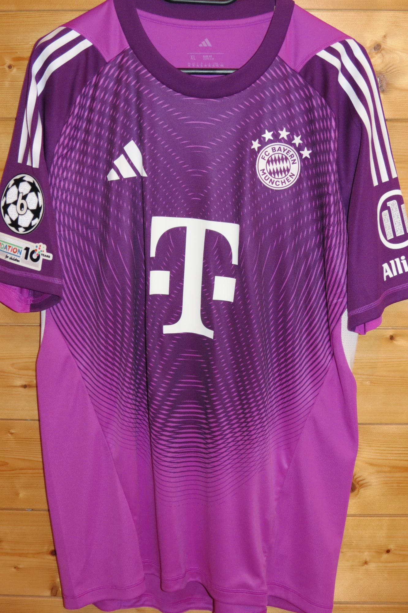 trikot-1768-bayern-neuer-f761BB8F0-DFCF-2206-940A-F8D7495BD5B2.jpg
