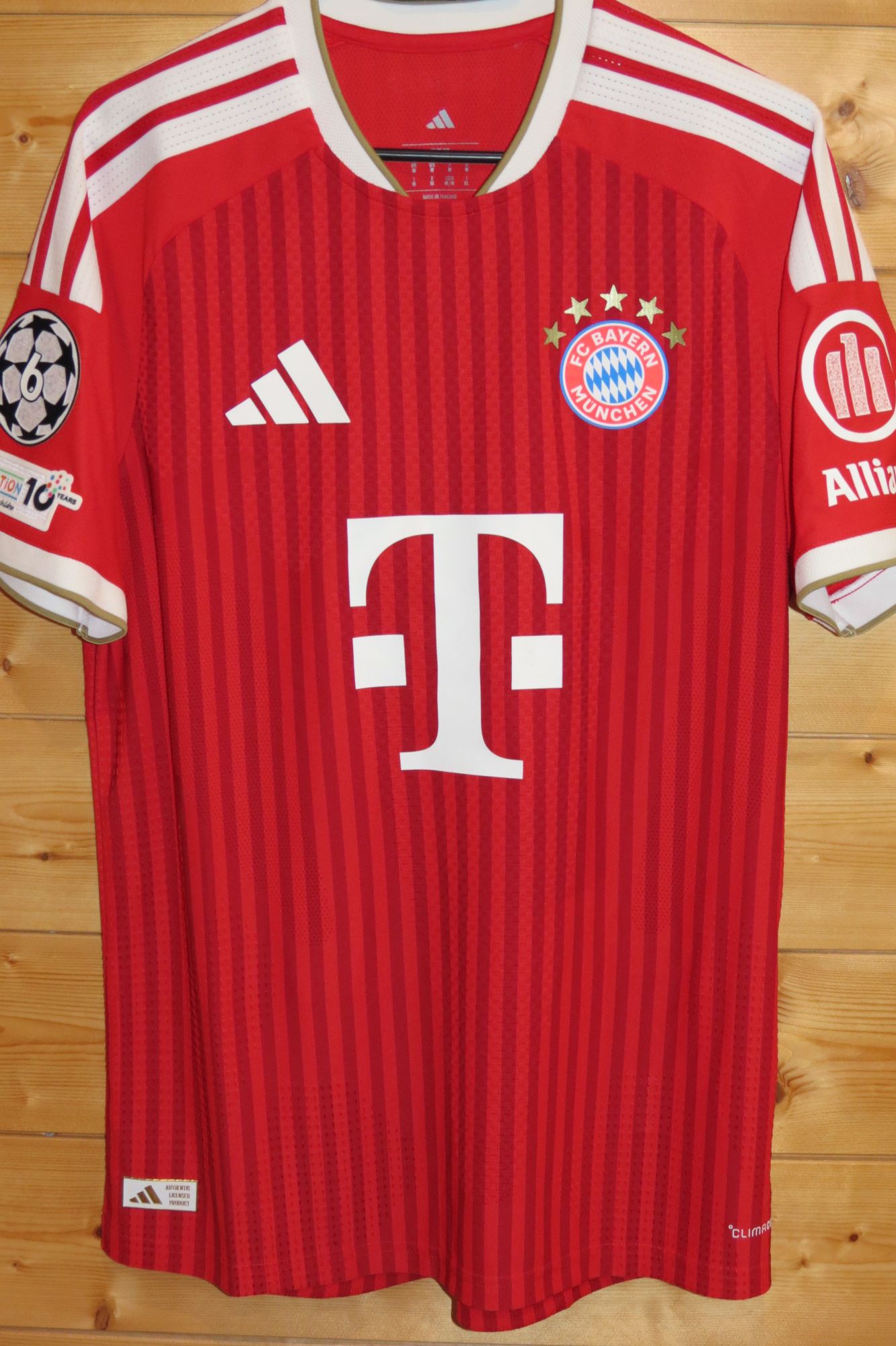 trikot-1781-bayern-pavlovic-f4A37E01F-E738-9D2F-4198-10A1275ADE15.jpg