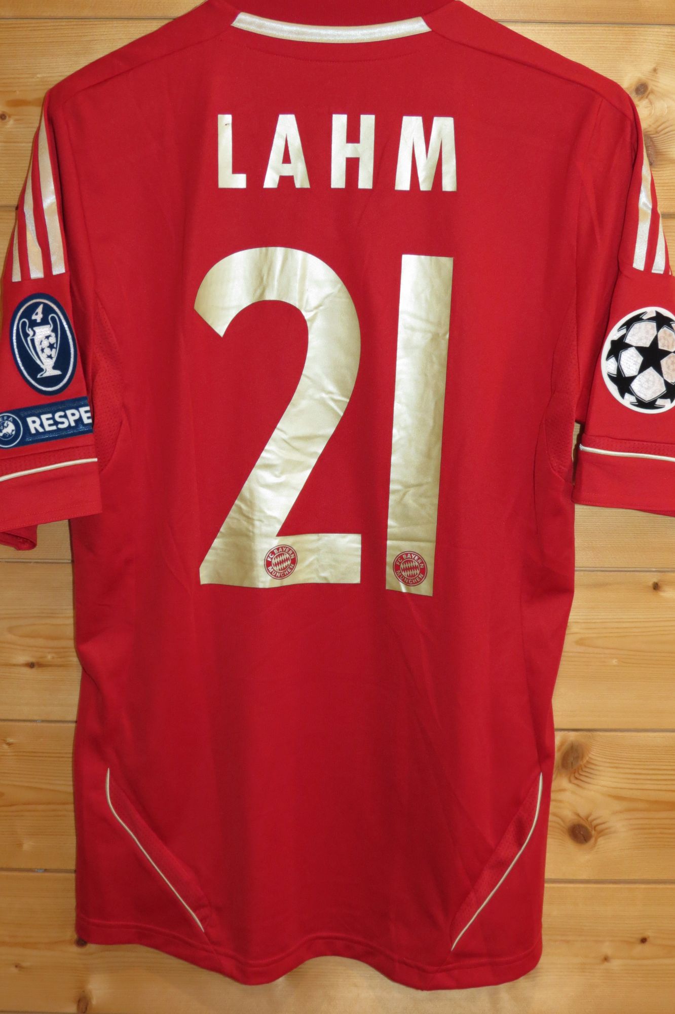 trikot-1721-bayern-lahm-r21427F85-77D3-BE0E-4612-2CC02C00819E.jpg