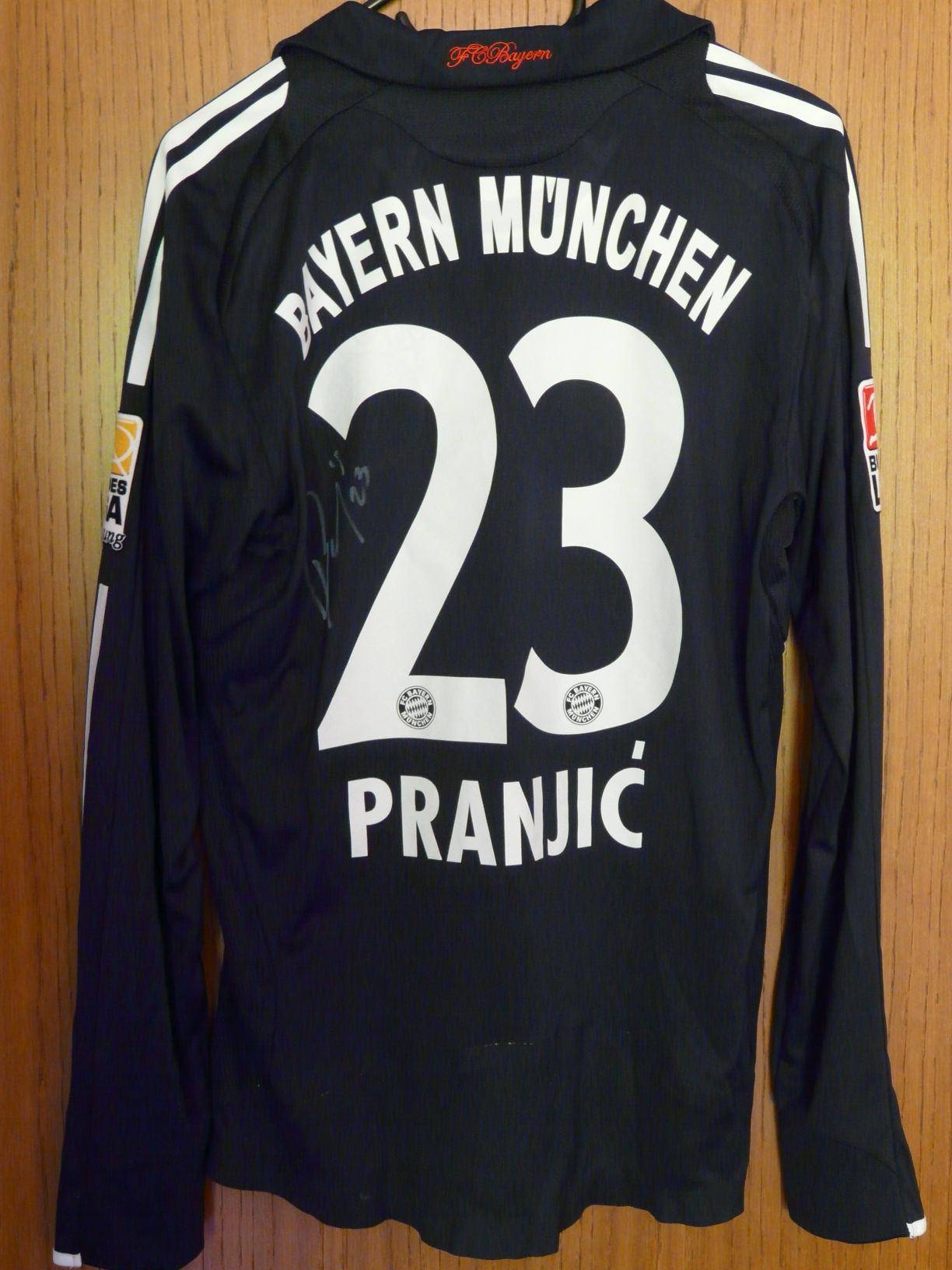 trikot-537-bayern-pranjic-rCCD8D031-5BEB-1777-7D56-120148F932DC.jpg