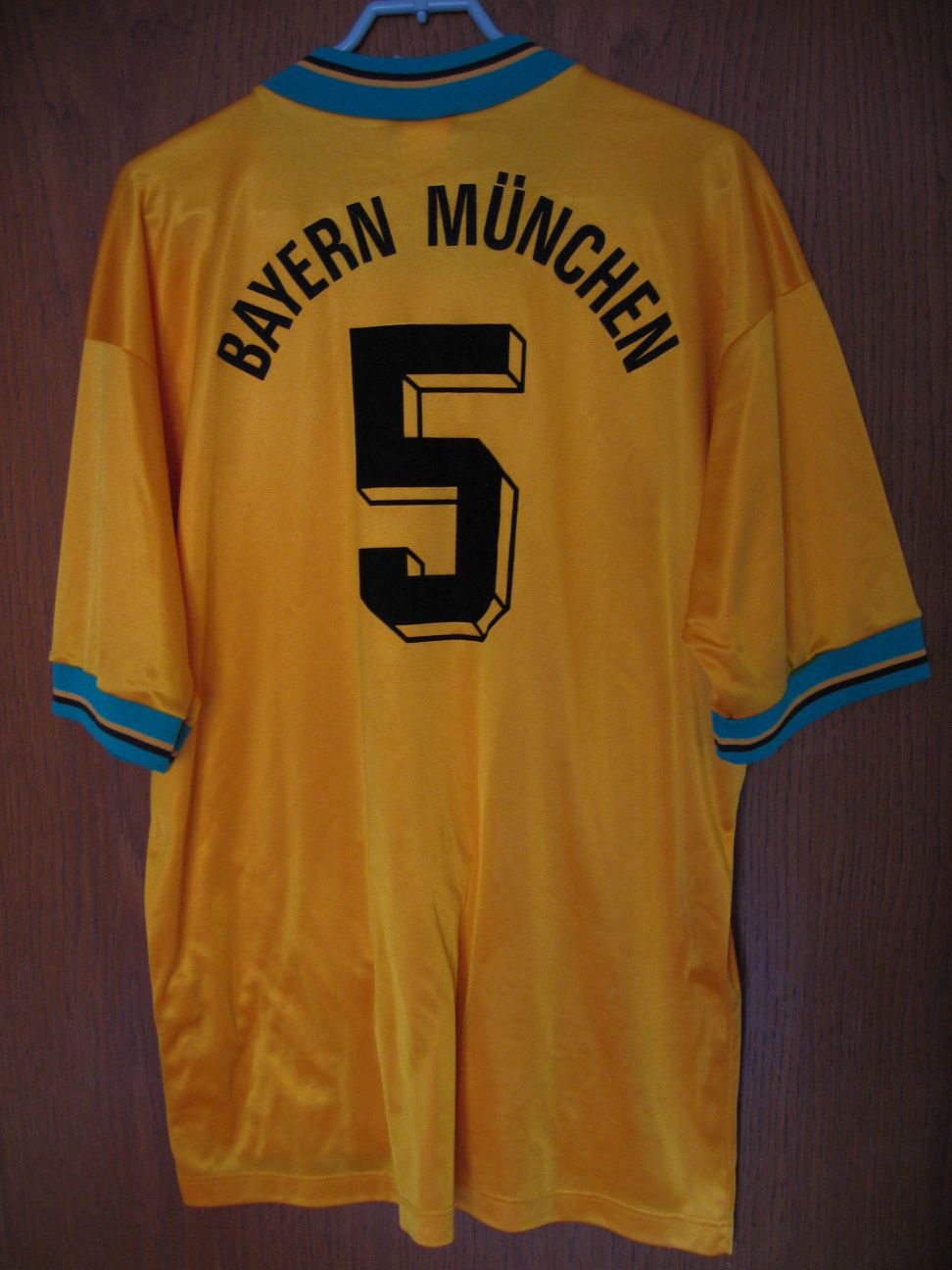 trikot-256-bayern-helmer-r55CBF3DB-579B-D749-23CE-CE96974684E5.jpg
