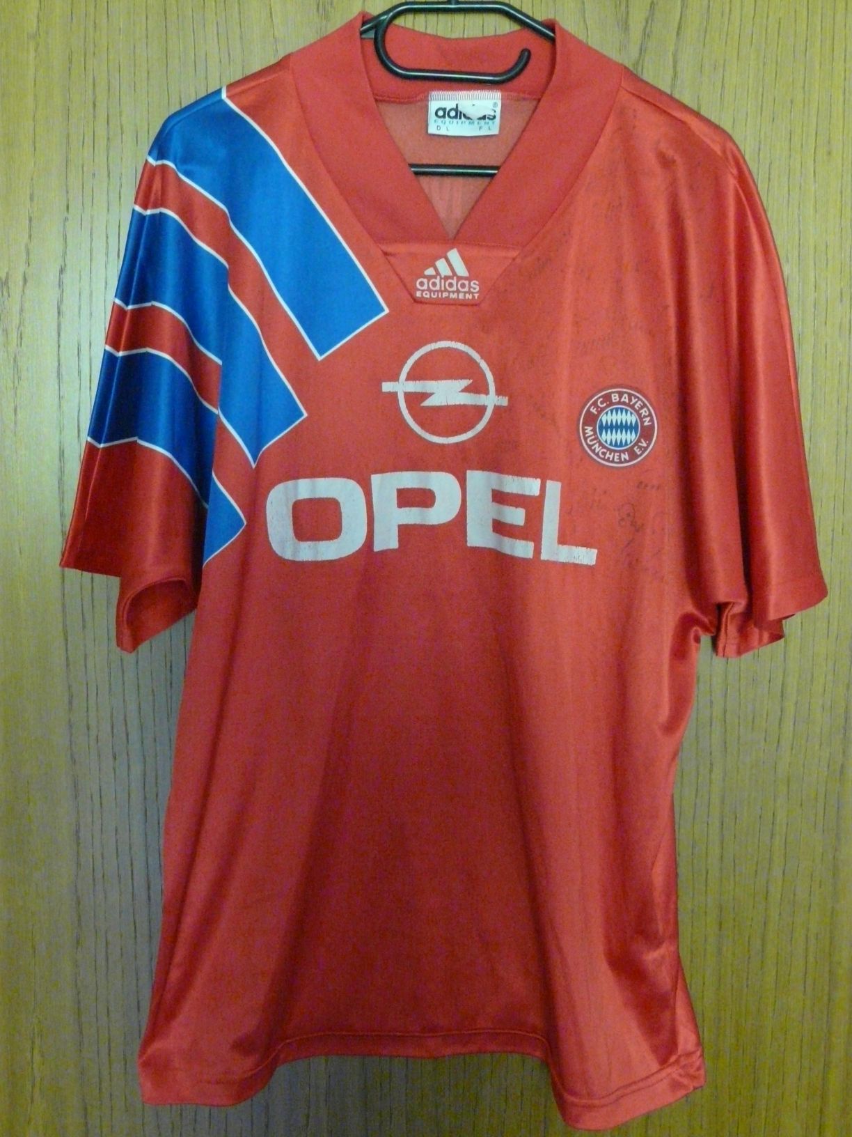 trikot-465-bayern-kreuzer-f930EFE0A-5E3D-3AB8-B376-A58FF77FE7BC.jpg