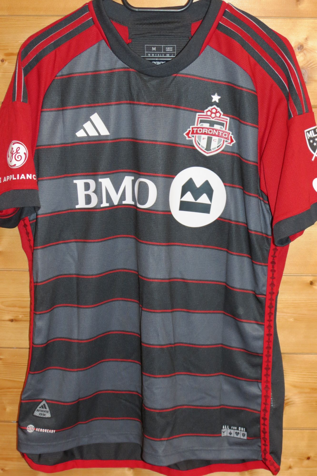 trikot-1791-toronto-petretta-f5E45F597-39CE-F5FE-5483-213C81BC1B63.jpg