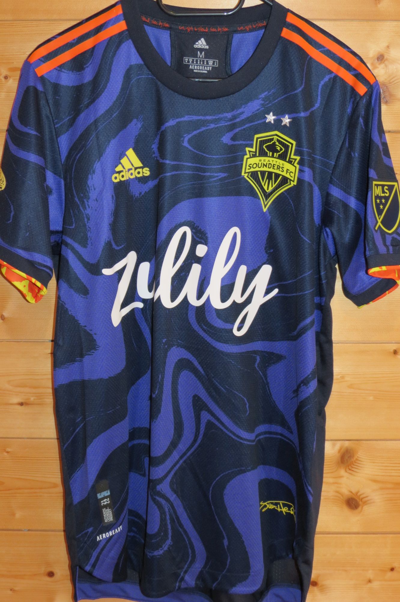 trikot-1580-seattle-leyva-fCEB1DB57-0D9F-11A1-546B-2D7A4E4FC179.jpg