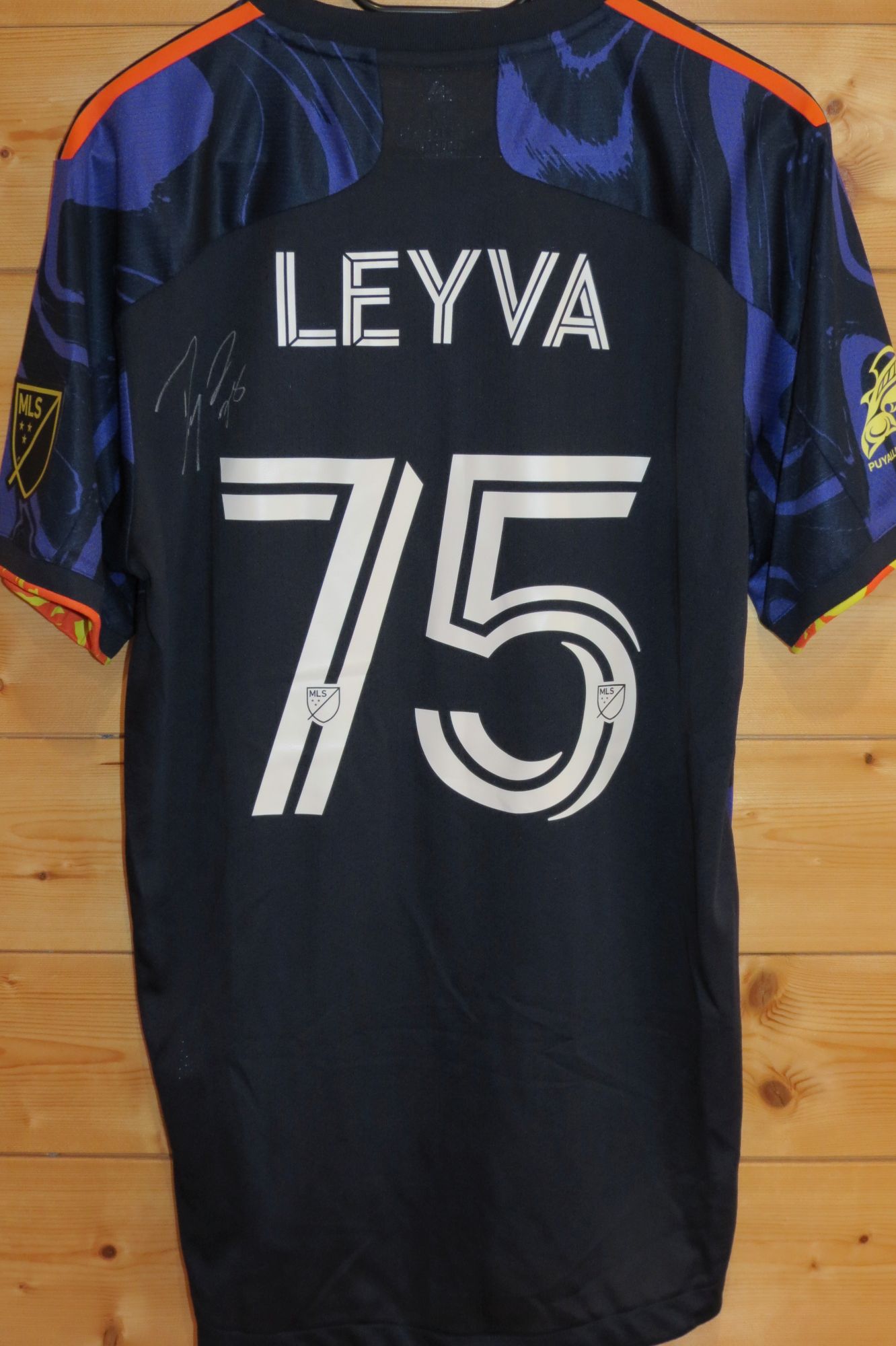 trikot-1580-seattle-leyva-rCF5E65D8-7946-DF37-4C2D-344CC2C18109.jpg